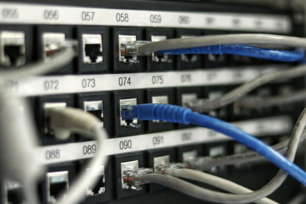 Symbolbild: Netzwerkgeräte und Kabel im Serverschrank