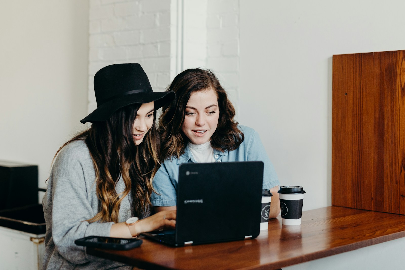 Symbolbild: Zwei Frauen arbeiten gemeinsam am Laptop